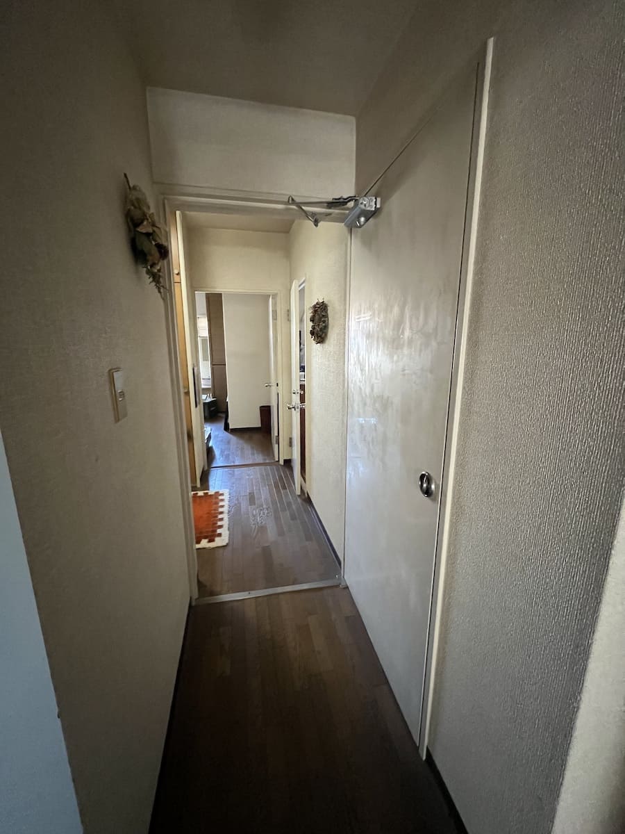 中古マンションのリノベーション前の廊下