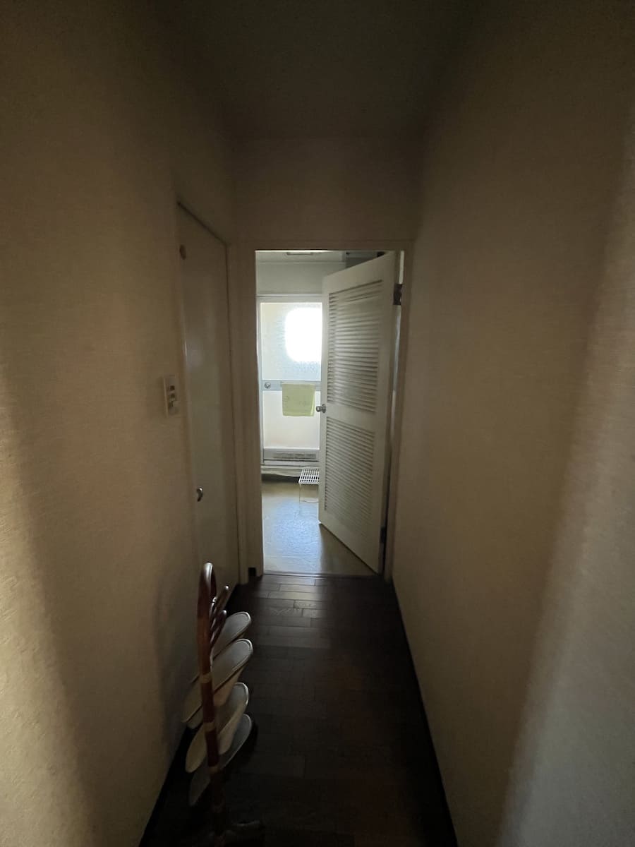 中古マンションのリノベーション前の廊下