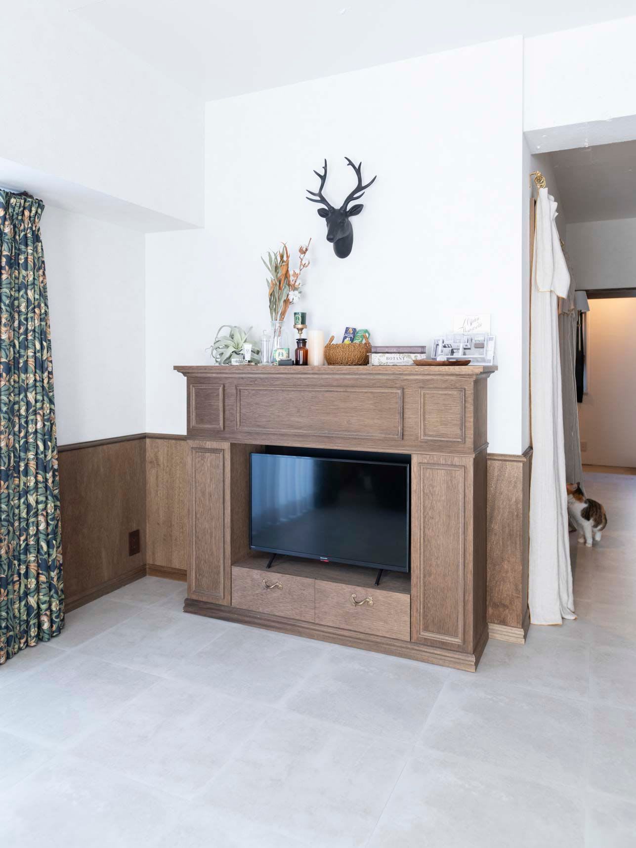 暖炉のマントルピースを造作してテレビボードに