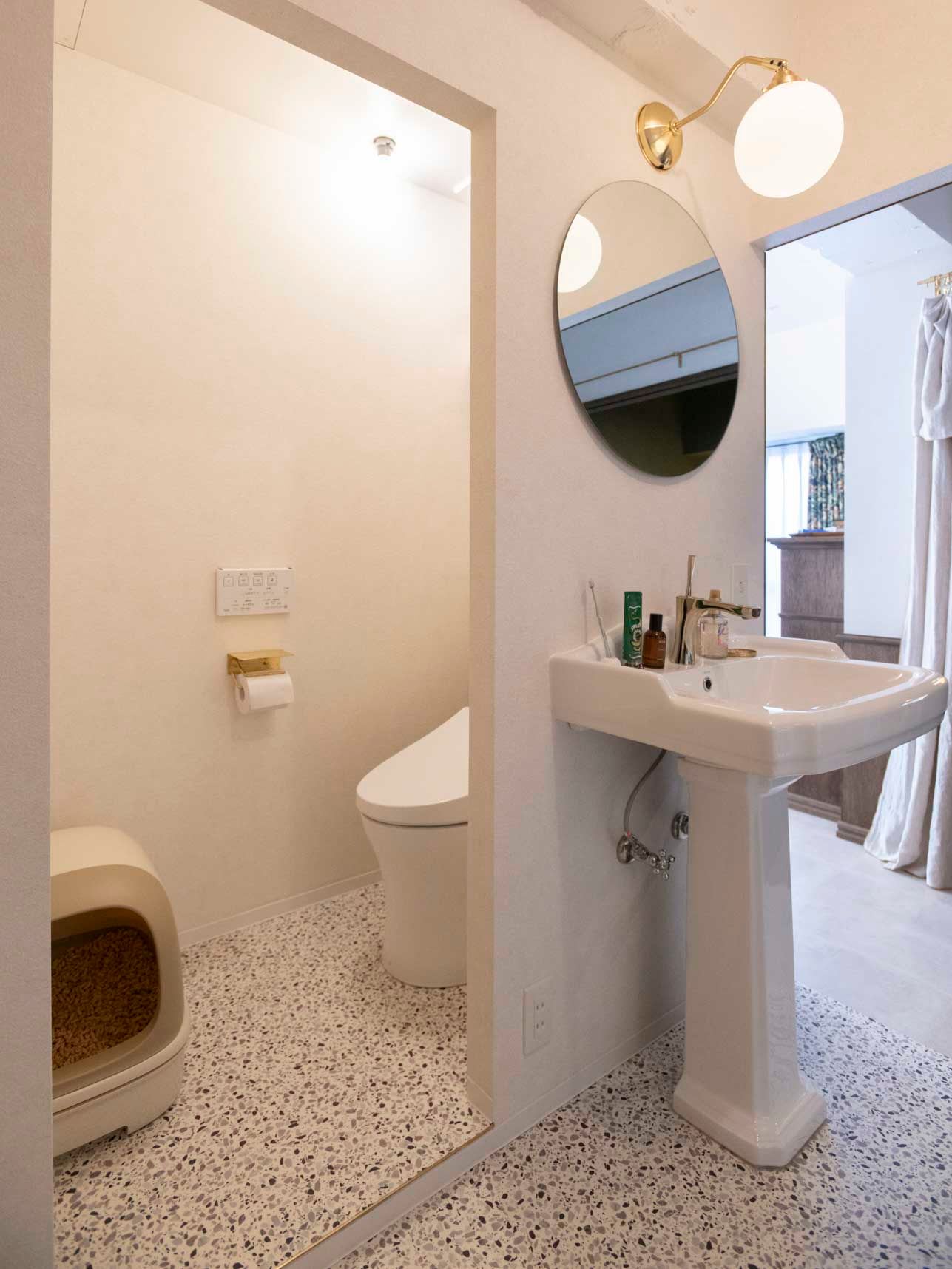 トイレはドア無しで開閉の煩わしさを回避