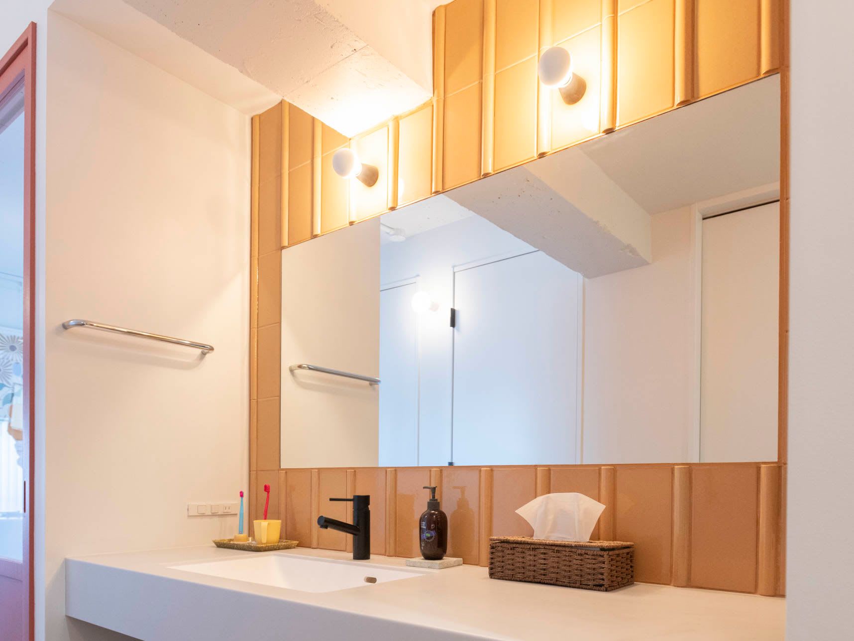 廊下と寝室の中間に設けた洗面台