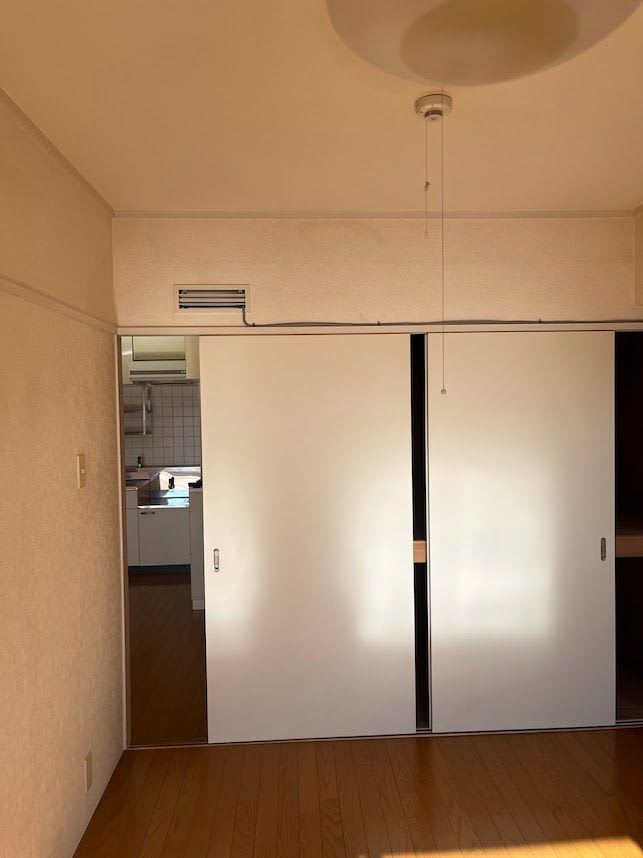 中古マンションのリノベーション前の部屋の扉