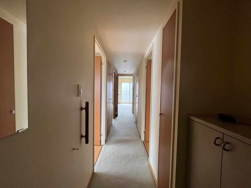 中古マンションのリノベーション前の廊下