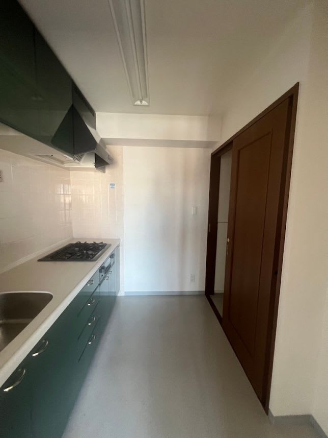 中古マンションのリノベーション前のキッチン