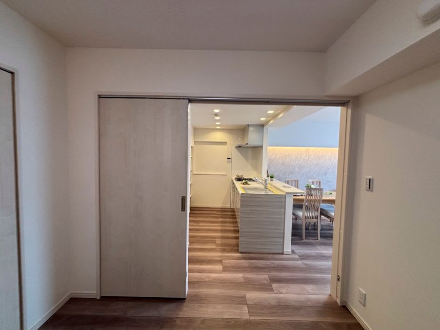 中古マンションのリノベーション前の洋室から見たキッチン