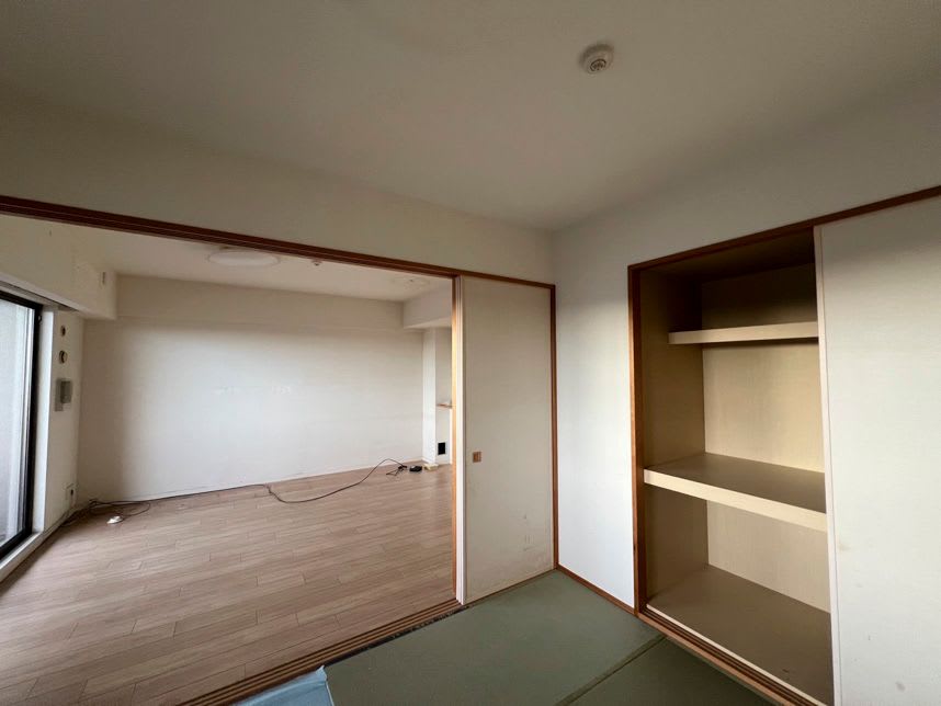 中古マンションのリノベーション前の和室から見たリビング