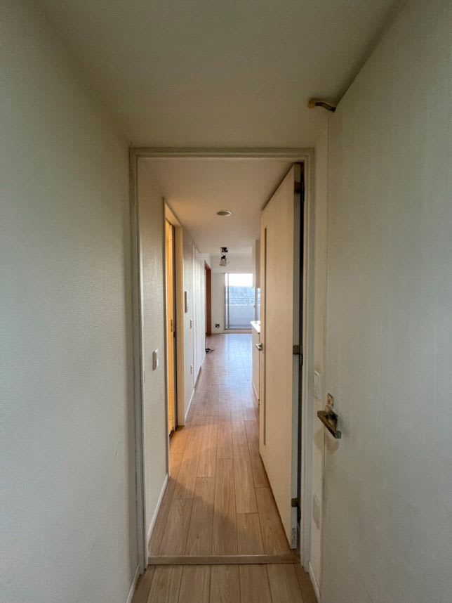 中古マンションのリノベーション前の廊下