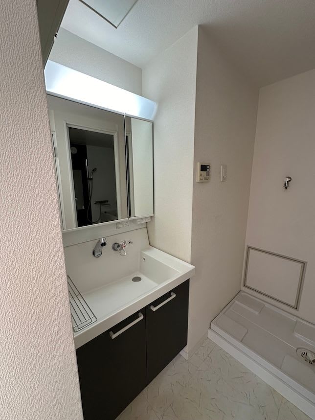 中古マンションのリノベーション前の洗面台