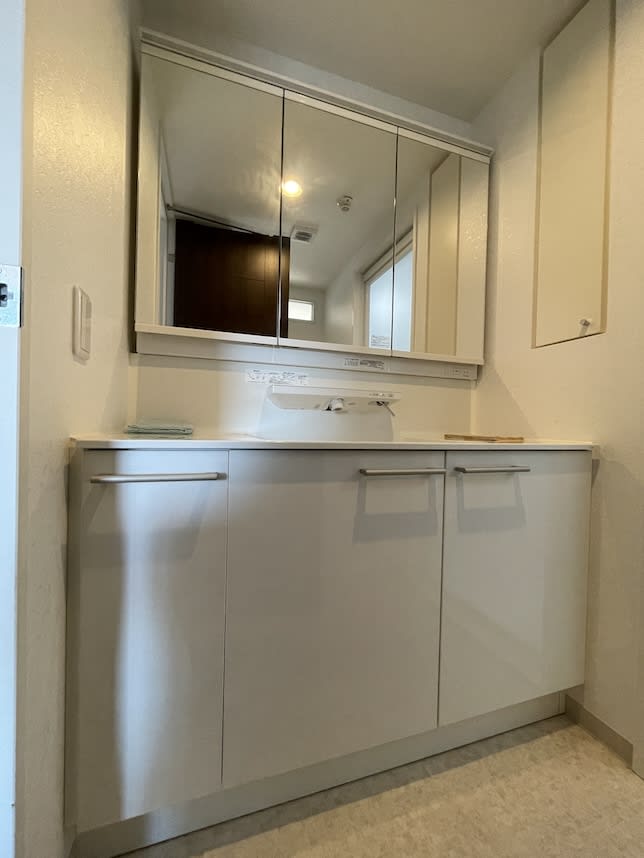 中古マンションのリノベーション前の洗面台