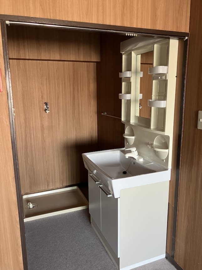 中古マンションのリノベーション前の洗面台
