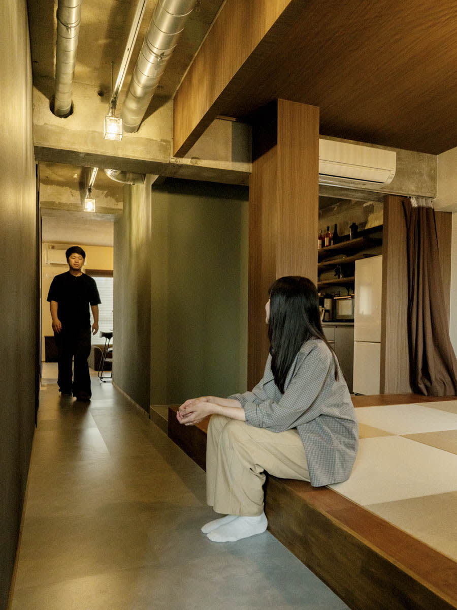 中古マンションのリノベーション後の小上がりと廊下にいる夫婦