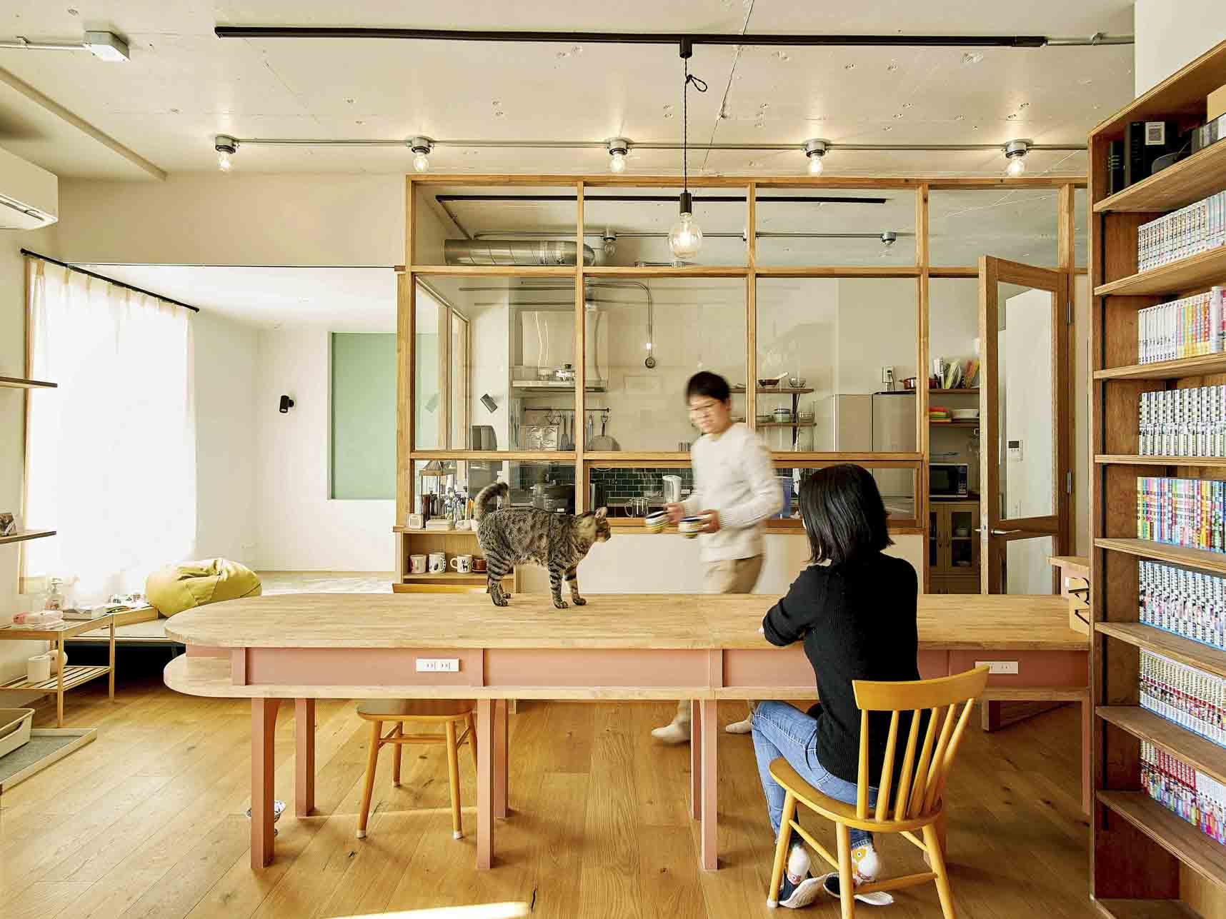 中古マンションのリノベーション後のカウンターにいる家族