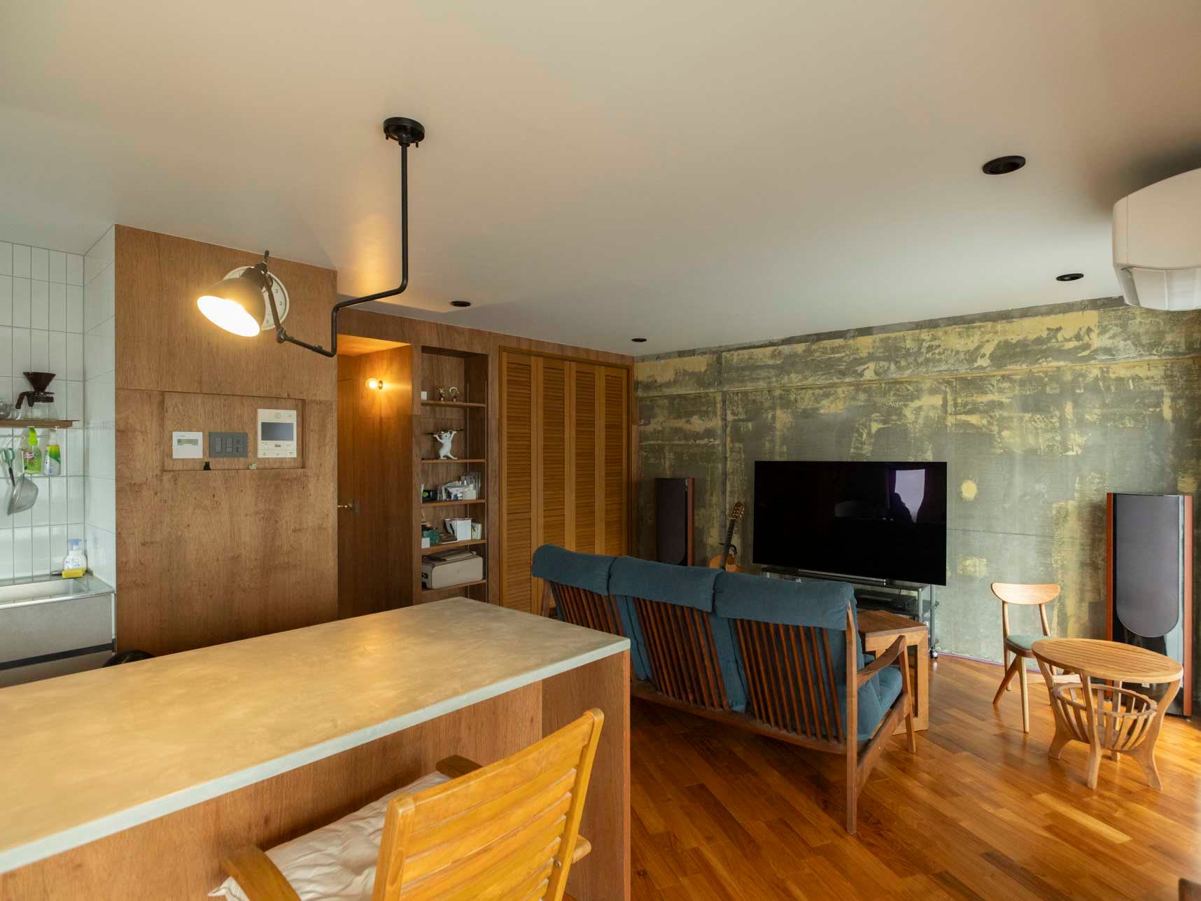 中古マンションのリノベーション後のベッドから見たリビング