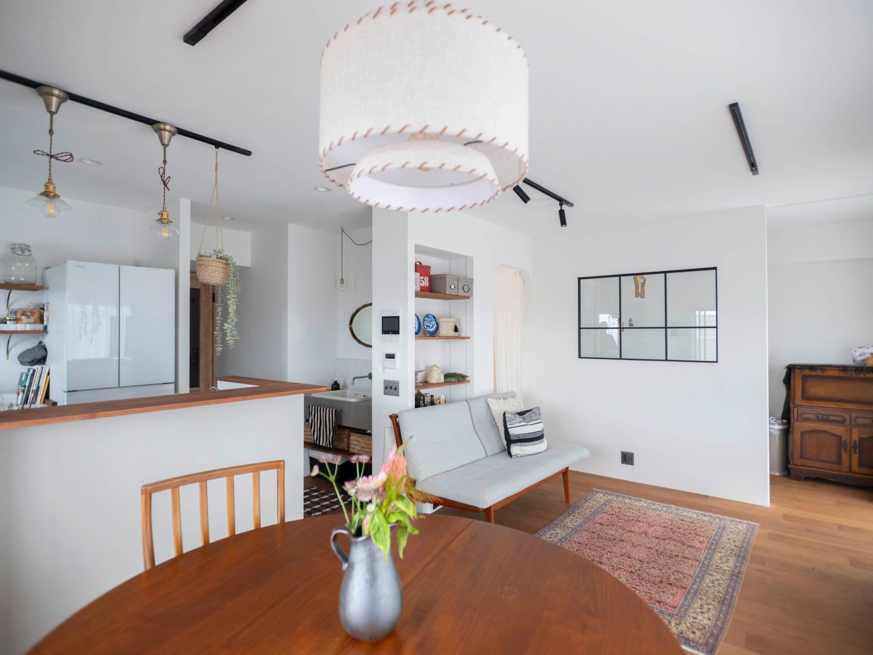 中古マンションのリノベーション後のダイニングから見たリビング