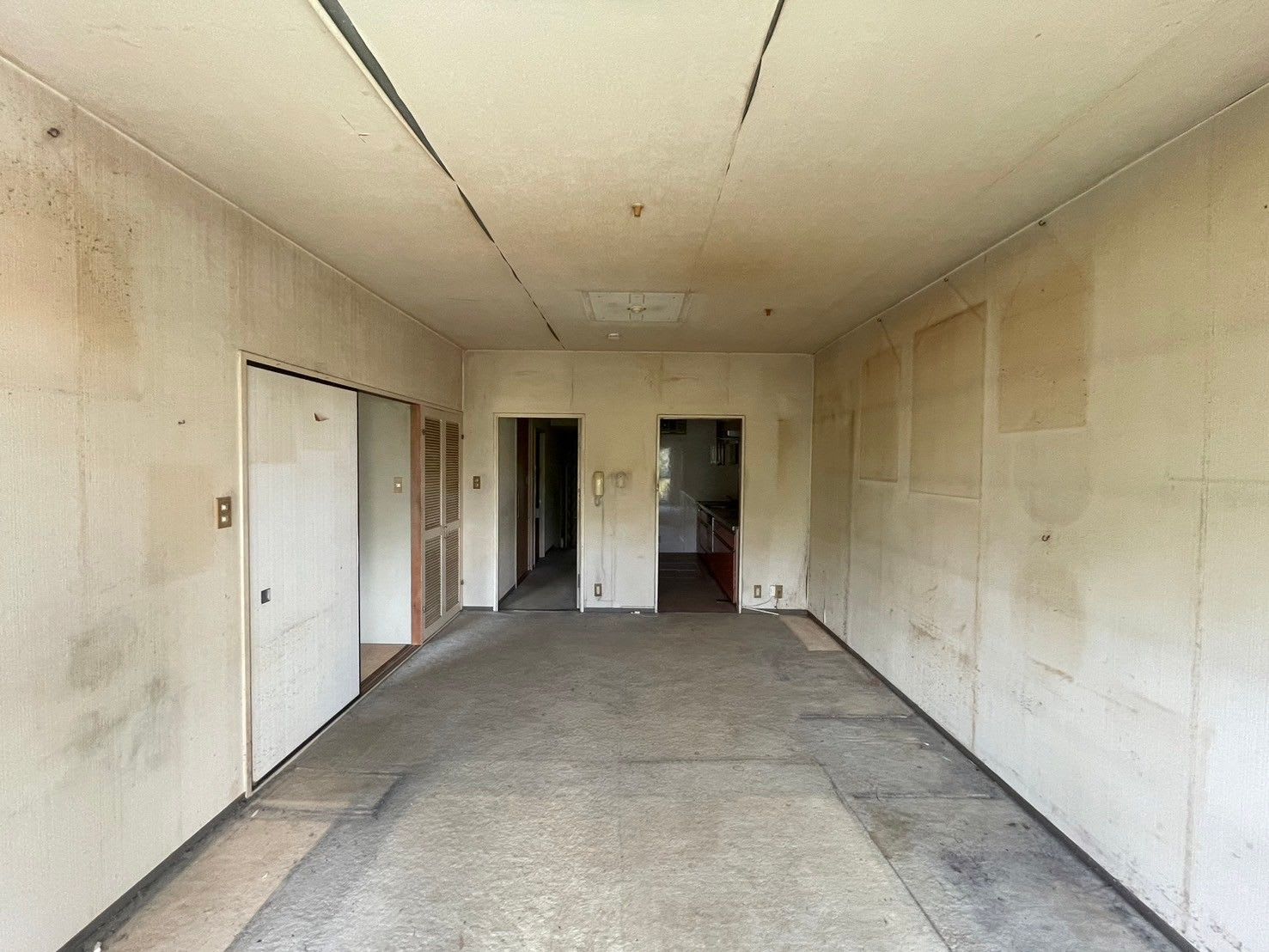 中古マンションのリノベーション前のリビング