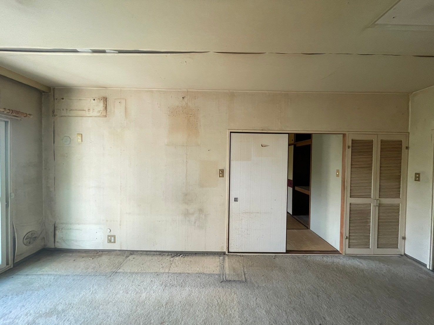 中古マンションのリノベーション前のリビングから見た和室