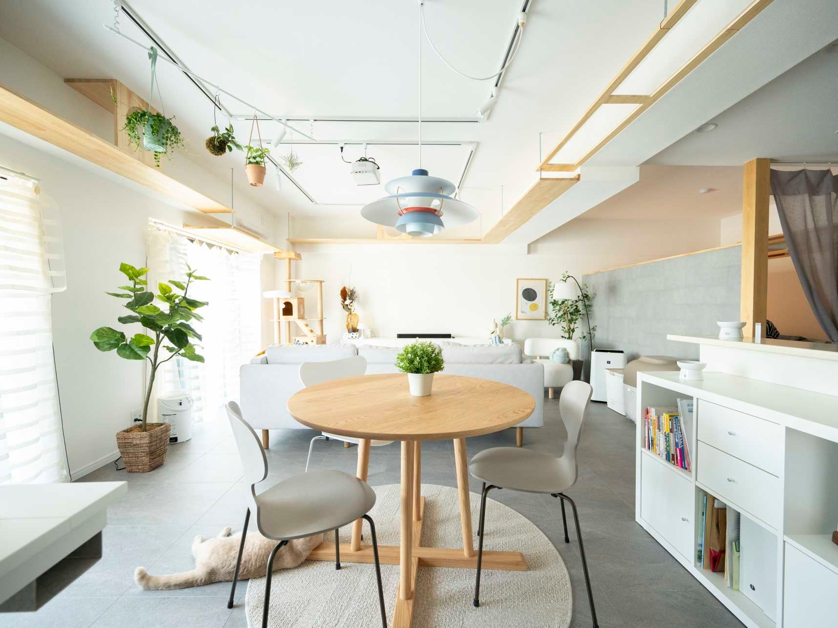 中古マンションのリノベーション後のダイニングから見たリビング