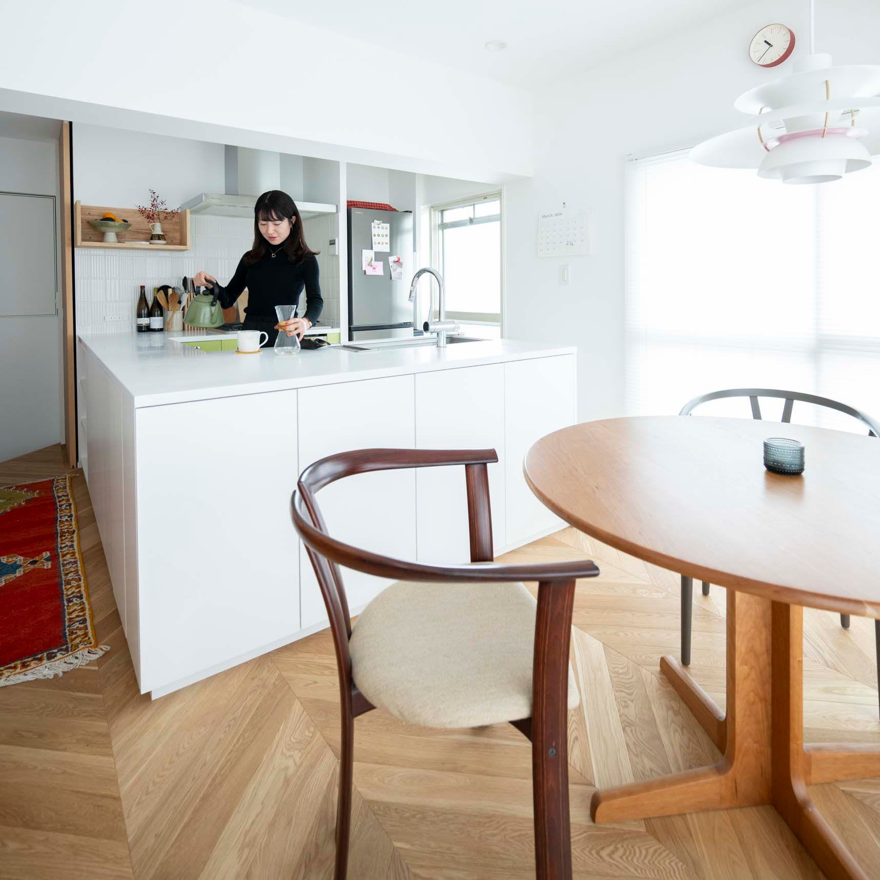 中古マンションのリノベーション後のキッチンに立つ女性