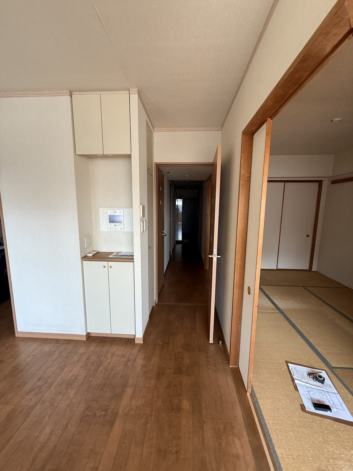 中古マンションのリノベーション前の廊下