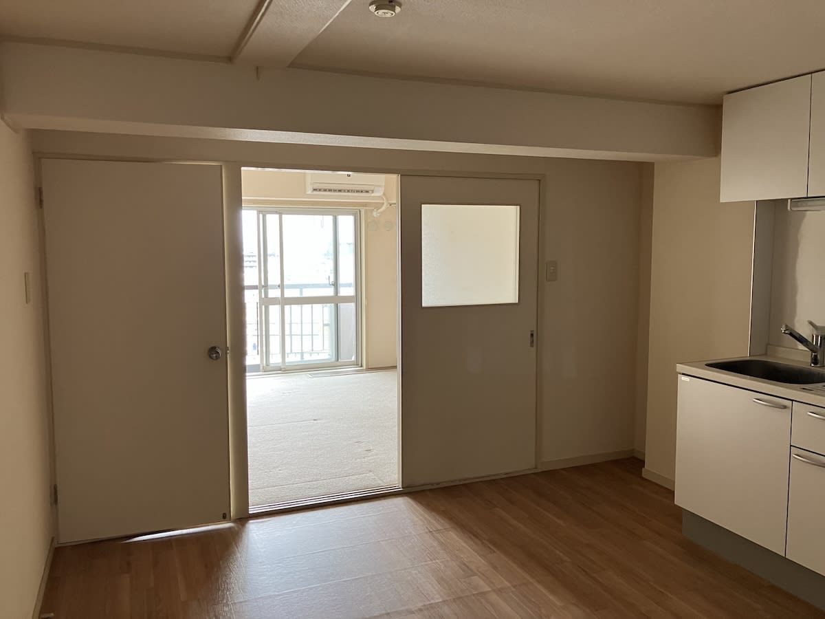 中古マンションのリノベーション前のキッチンと洋室