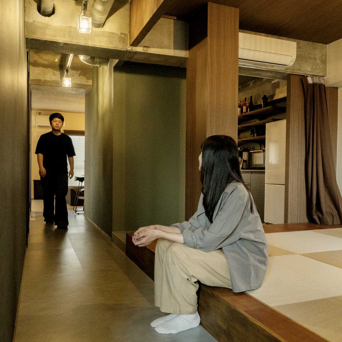 中古マンションのリノベーション後の小上がりと廊下にいる夫婦