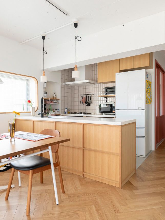 キッチンには格子状の装飾を施し曲線の多い空間とのバランスを両立