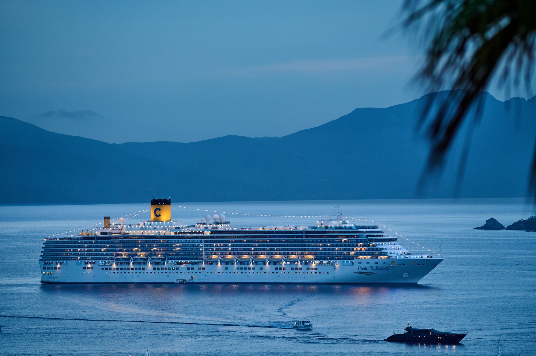 Passengers living on a round-the-world cruise were given 8 hours to pack up their lives and leave the ship in Cambodia - Business Insider