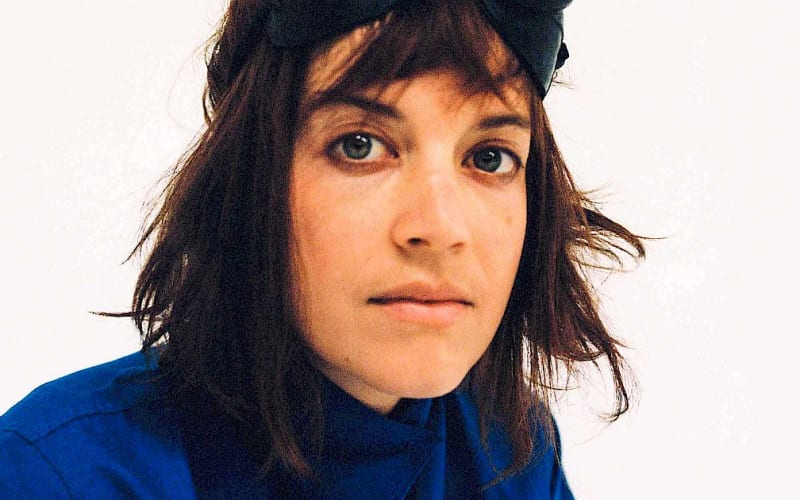 Lindsay Olsen esce con “Akousmatikous”.