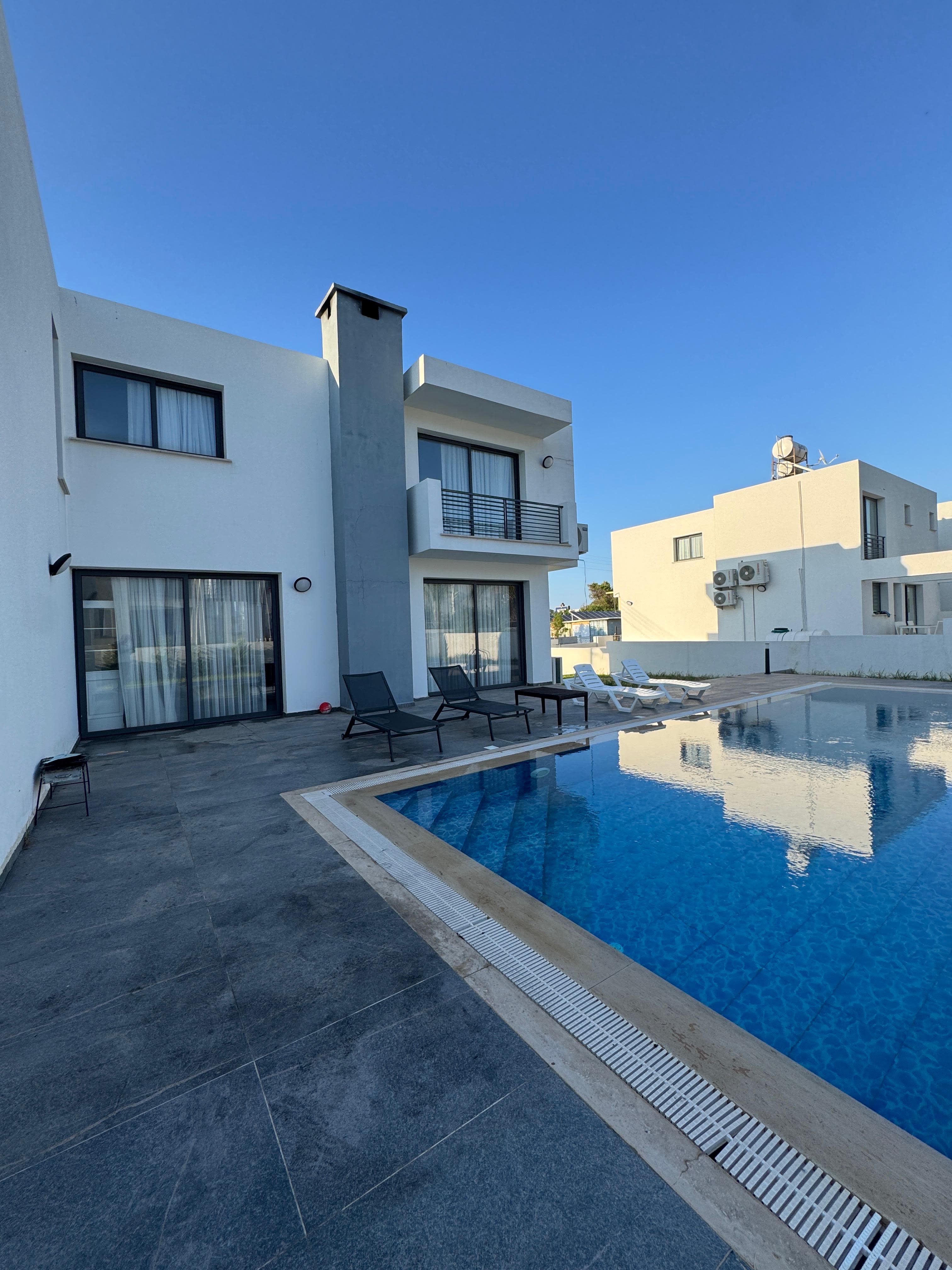 4+1 · Girne 25