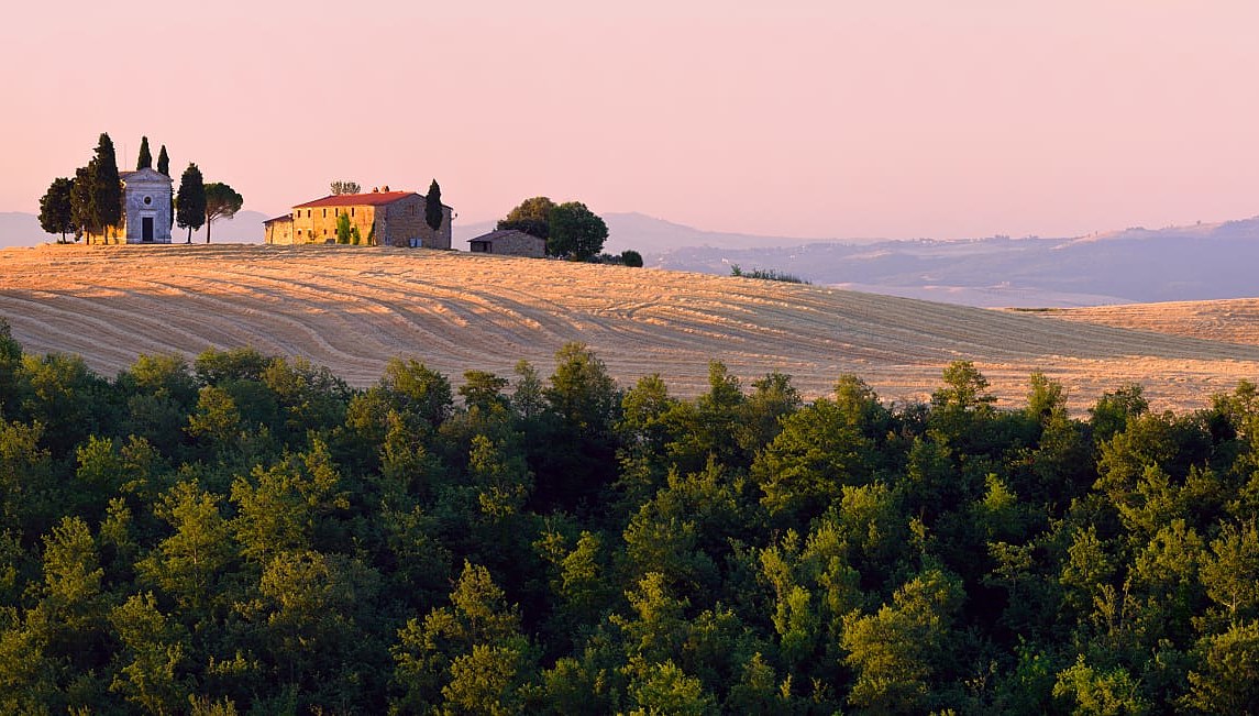 Cappella di Vitaleta on the hills of Val d'Orcia in Tuscany, Italy.