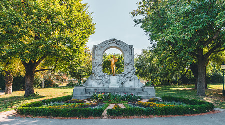 Johann Strauss monument in Stadtpark, Vienna. Photo courtesy of Austria Tourism / Stefan Strasser Golden Johann Strauss statue in Stadtpark, Vienna, surrounded by trees and a beautiful garden setting