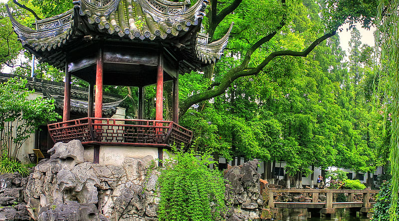 Shanghai Yu Yuan Gardens, along the calm waters and winding forest paths, China Shanghai Yu Yuan Gardens, along the calm waters and winding forest paths, China