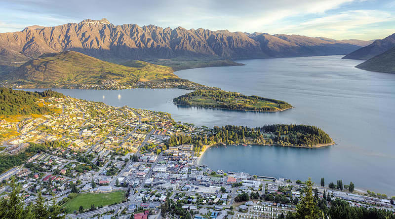 Queenstown under the rays of the setting sun Queenstown under the rays of the setting sun