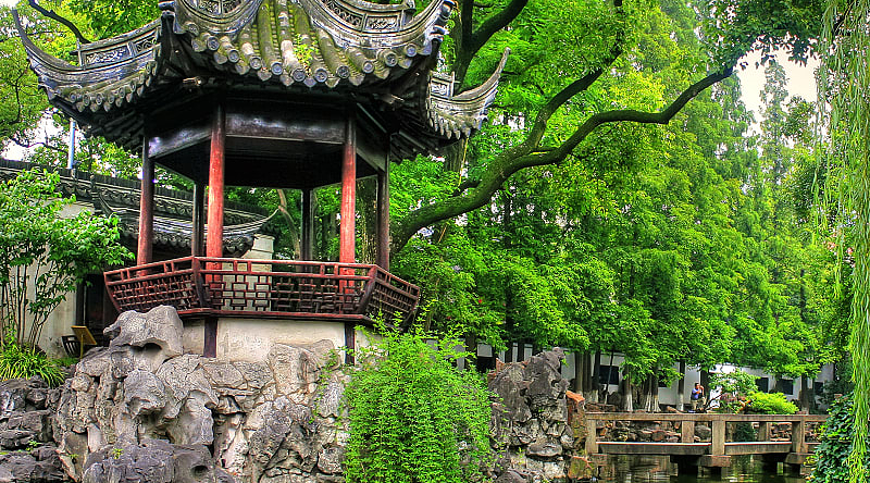 Shanghai Yu Yuan Gardens, along the calm waters and winding forest paths, China Shanghai Yu Yuan Gardens, along the calm waters and winding forest paths, China