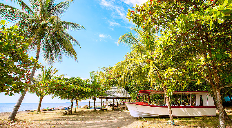 Ride a pleasure boat along Pacific beaches on this Costa Rica cruise. Ride a pleasure boat along Pacific beaches on this Costa Rica cruise.