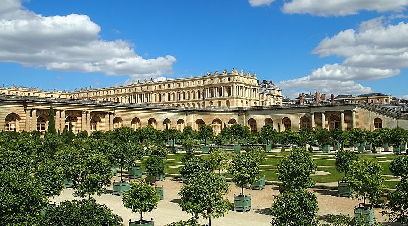 Discover the magnificence of Versailles and its staggering size