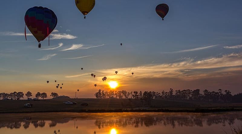 Enjoy a hot air balloon ride in the Hunter Valley Enjoy a hot air balloon ride in the Hunter Valley