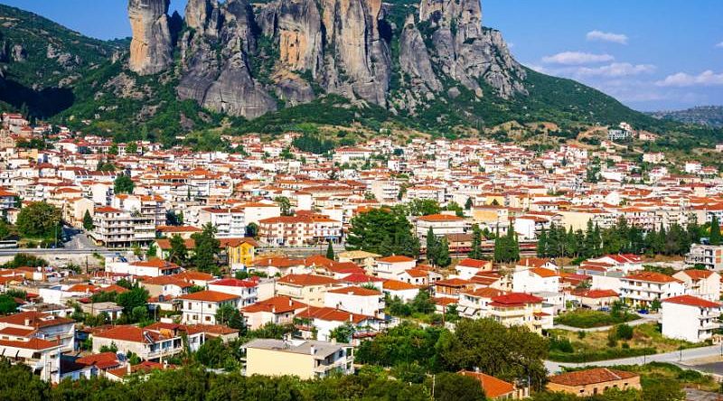Kalambaka is located at the very foot of the Meteora rocks, on which the world famous Meteora monasteries are located. Kalambaka is located at the very foot of the Meteora rocks, on which the world famous Meteora monasteries are located.