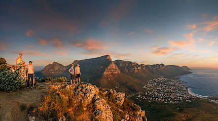 Couples hiking Lions Head in Cape Town.