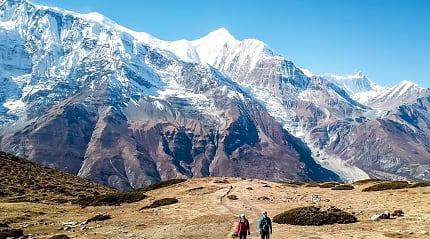 Couple hiking the Annapurna circuit in Nepal