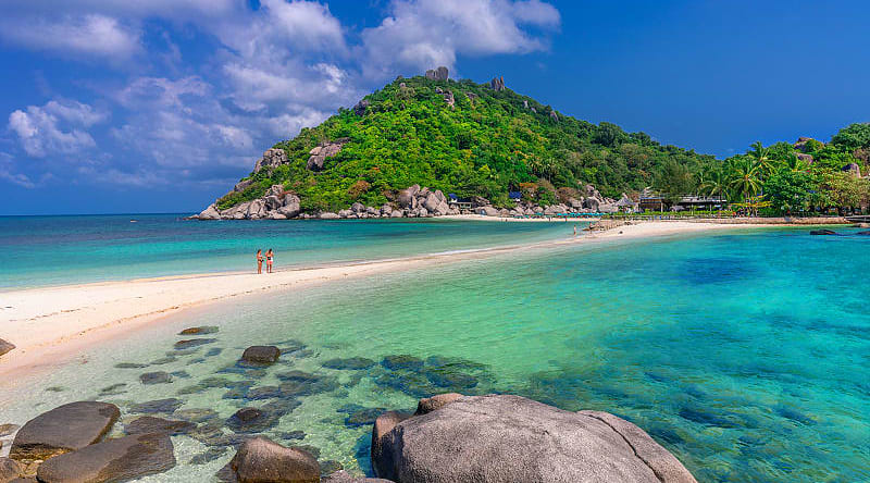 Couple on the beach at Koh Nang Yuan, Koh Tao, Thailand