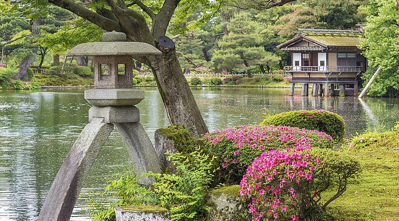 Enjoy moments of serenity in the well-tended lawns of Kenroku-en Garden in Kanazawa.