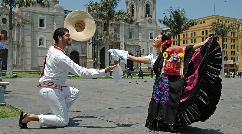 Peruvian dancers in their traditional clothes 