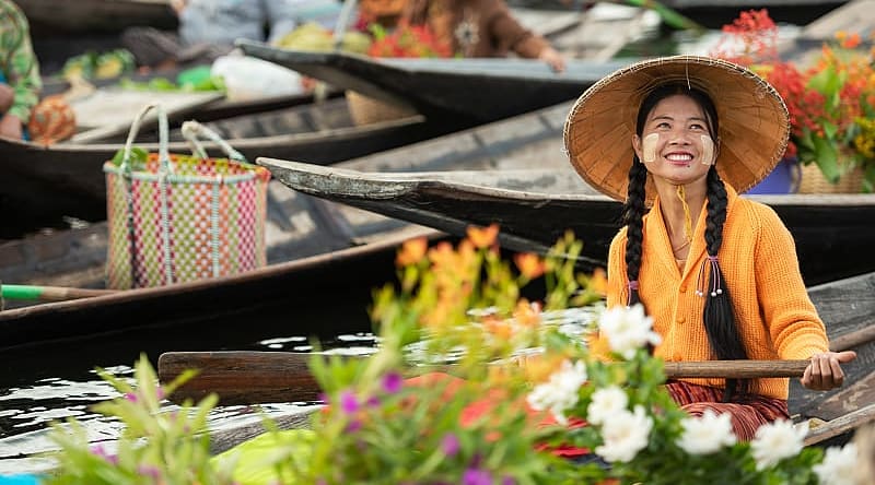 Floating market on Inle Lake in Myanmar Floating market on Inle Lake in Myanmar