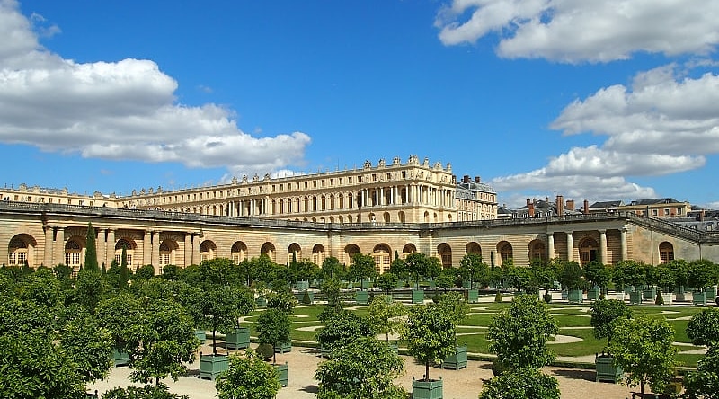 Discover the magnificence of Versailles and its staggering size