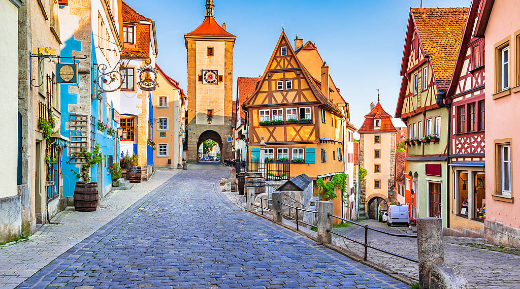 Cobblestone streets and colorful half-timbered buildings aroung Ploenlein Square in Rothenburg ob der Tauber, Gerrmany