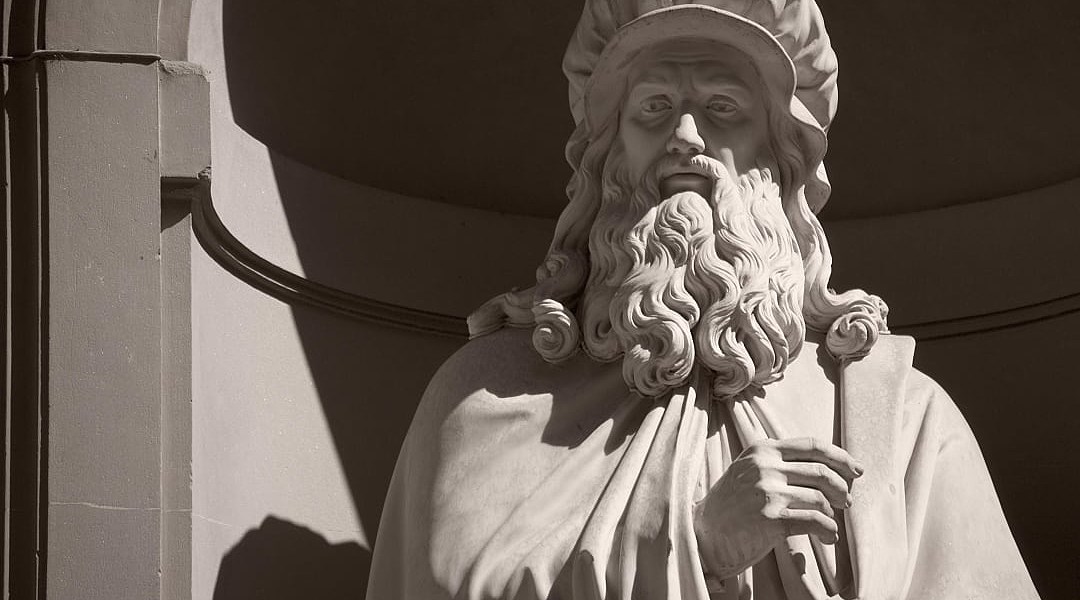 Statue of Leonardo da Vinci, Uffizzi, Florence.