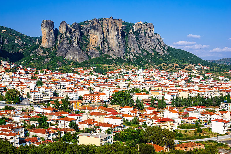 Kalambaka is a Greek city at the very foot of the Meteora rocks, on which the world famous Meteora monasteries are located.