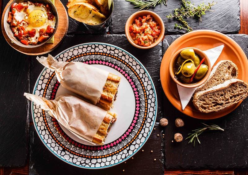Eat with your hands from one plate, forgetting all protocols and manners. This is the whole point of tapas bars ...