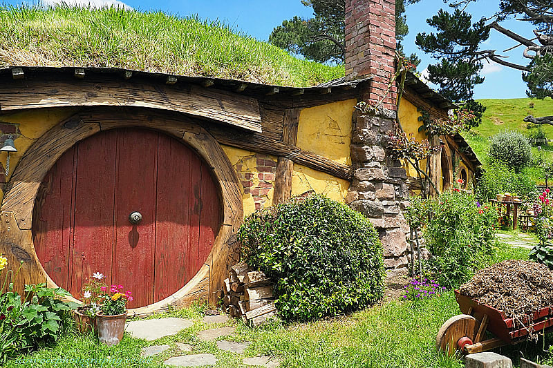 Hobitton is a famous tourist destination where The Lord of the Rings was filmed. New Zealand